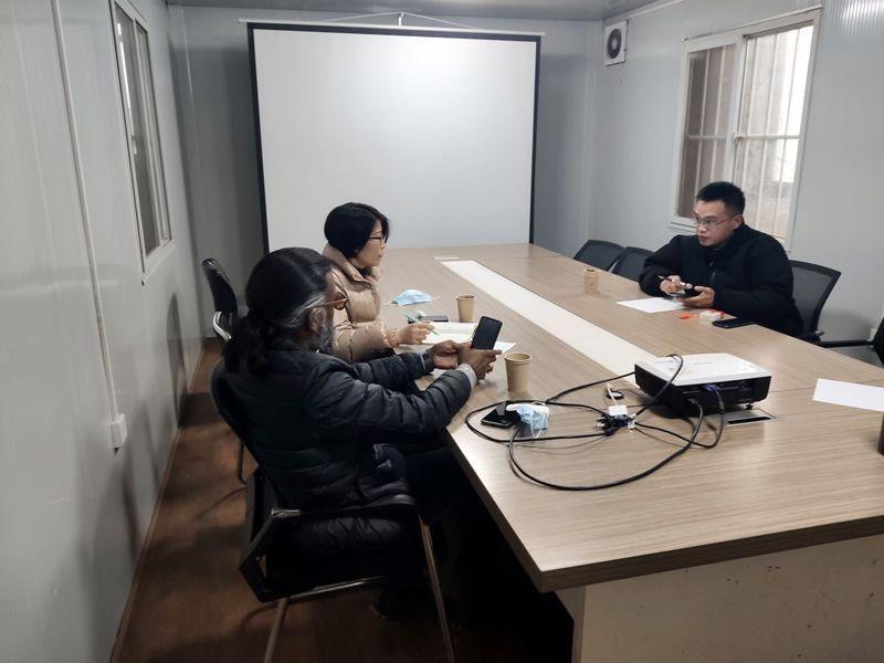 國外客戶來我廠考察，試駕奔馬小型壓路機(jī)